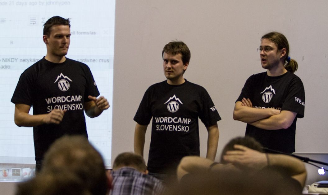 Organizátori prvého WordCampu Slovensko v tričkách WordCamp Slovensko pred publikom